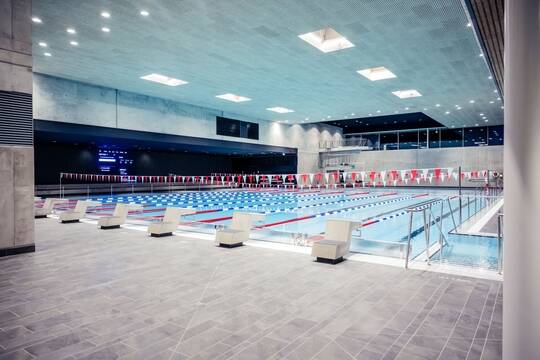 Schwimmerbecken Hallenbad